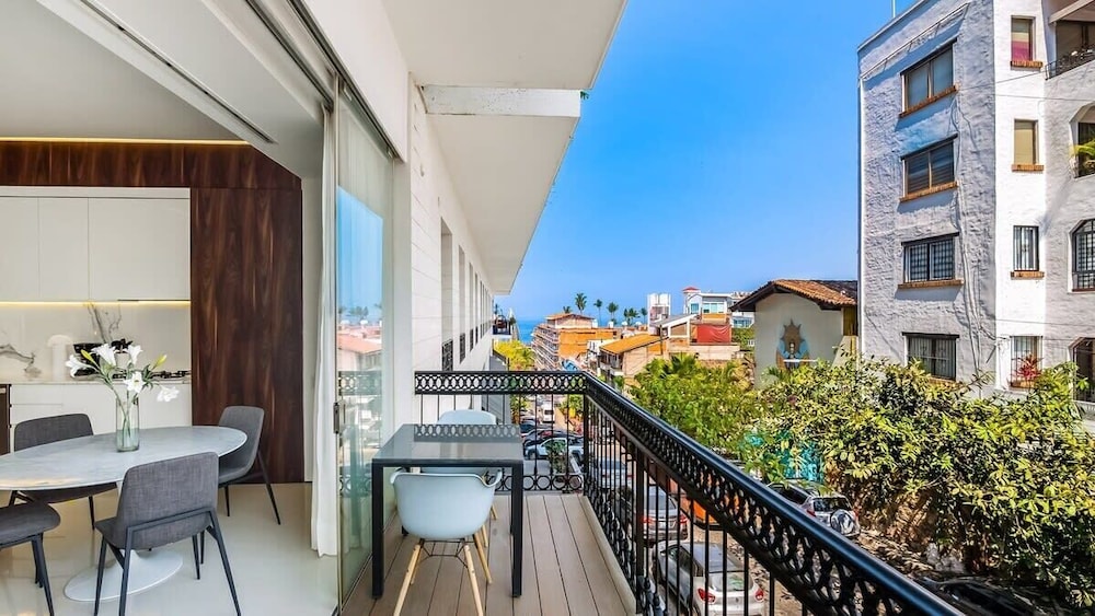 Stylish King-bed Unit - Pool - Ocean View - Gym