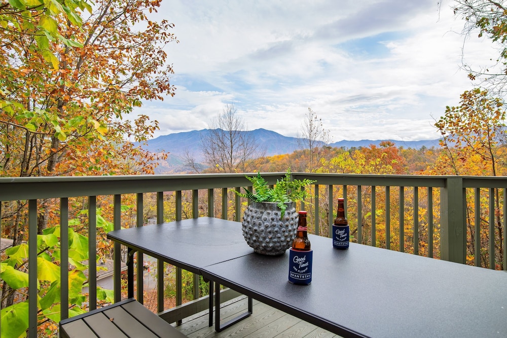 Greene Mountain Lodge by Avantstay Sleeps 22 Hot Tub Game Room Theater
