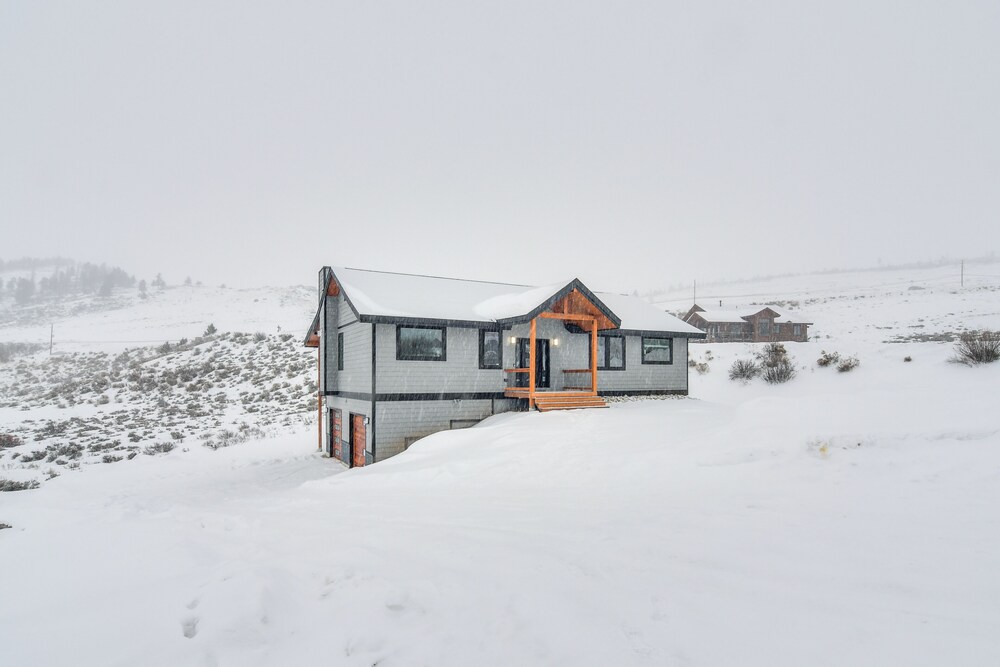 2 Mi to Granby Ranch: Home w/ Mountain-view Deck!