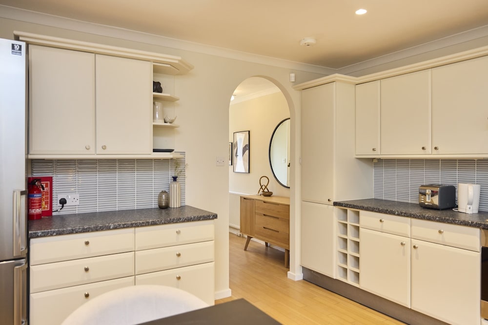 Chiswick Townhouse with Garden & Parking