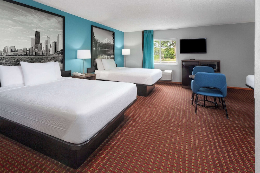 Super 8 by Wyndham McHenry/Fox Lake Area - Property Image 12