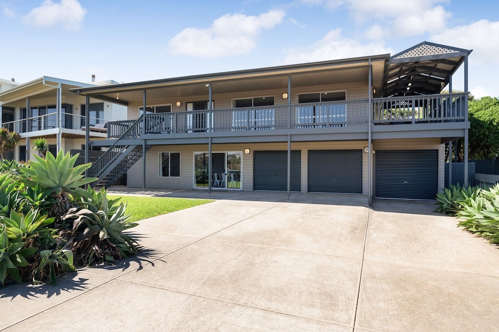 Spacious 3-bed Ground Level Beachside Stay
