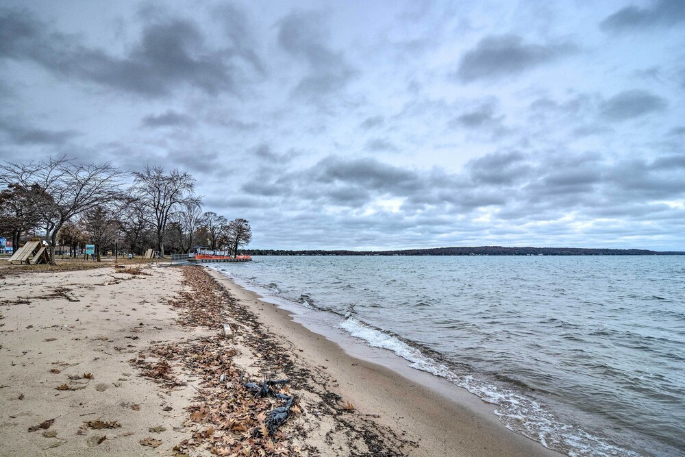 Centrally Located Traverse City Condo 1 Mi to Bay view 5