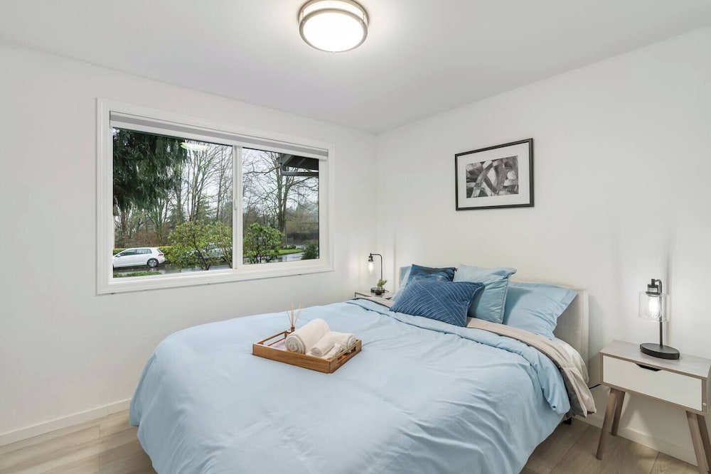 Comfortable Kirkland Home for Family & Remote Work