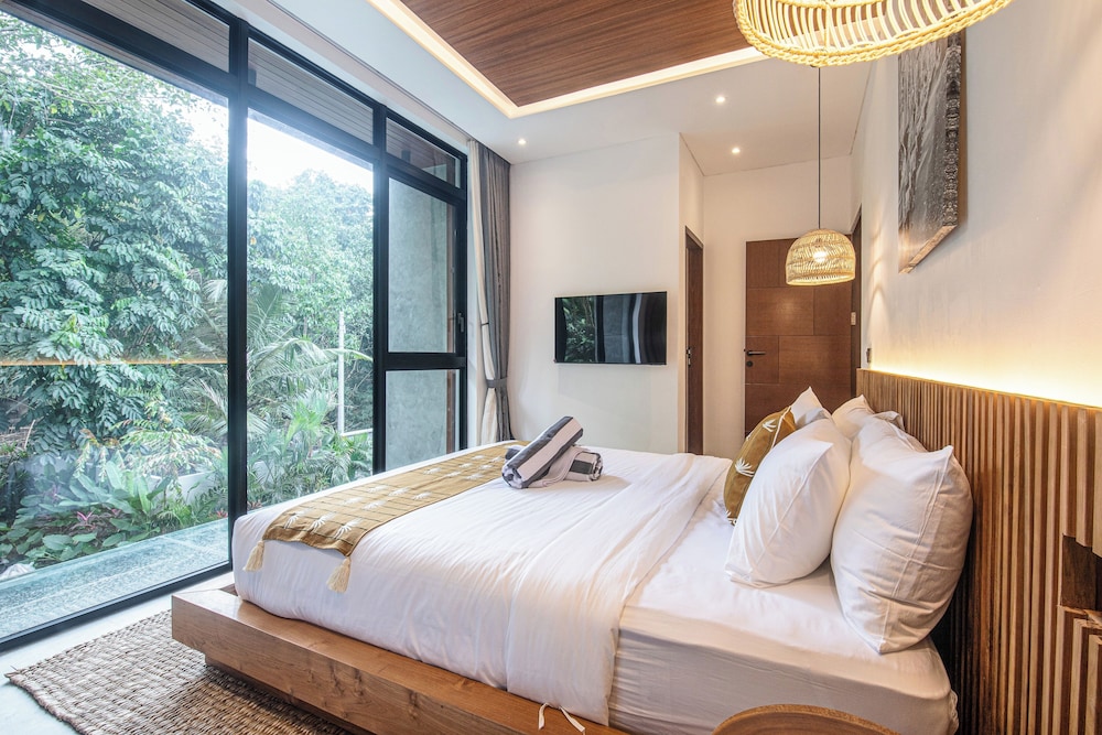 Enchanting 5BR Canggu Villa Moments to Sea