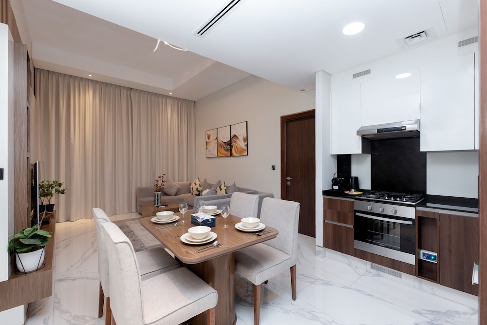 SIMPLY COMFORT Urban Chic Suites in J One Tower City & Canal Views