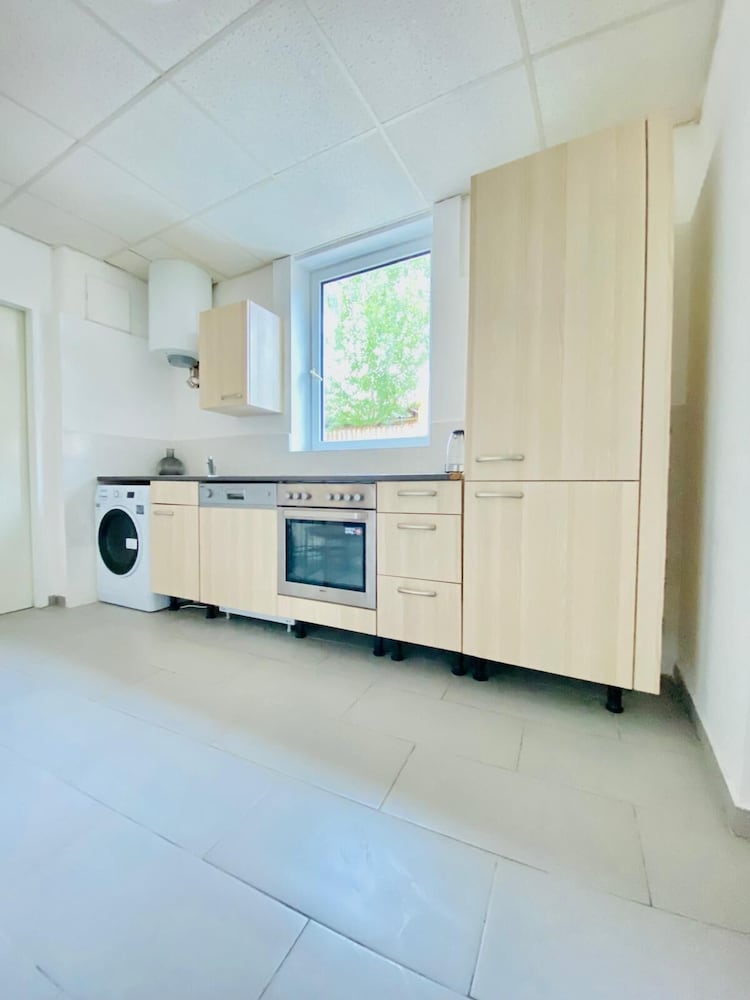 Stylish Shared 3-Bedroom Stay Near City