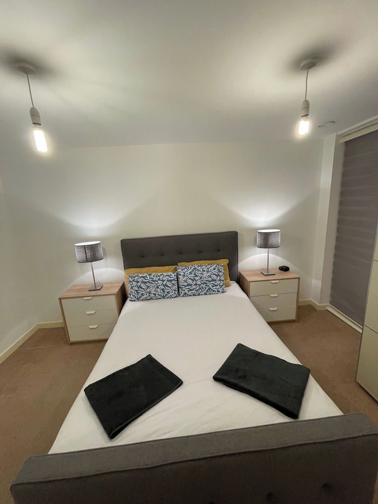 2 Bed-sleeps4-parking-balcony-nearcitycentre