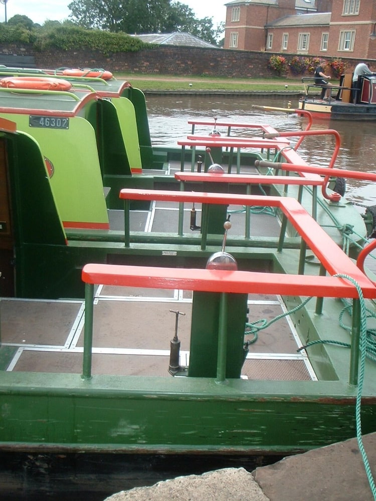 Stone - Boat - Sleeps 2 - Pet Friiendly- 85ws