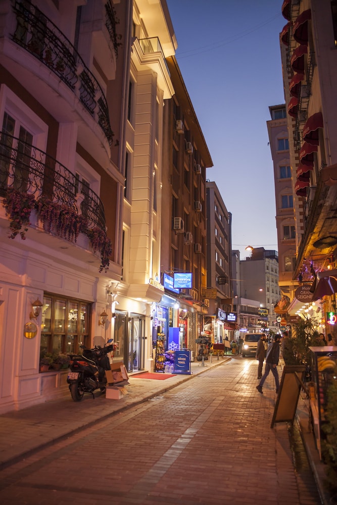 Crowned Otel - Image 6