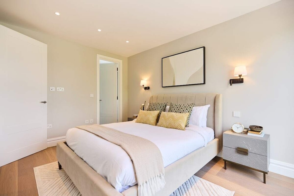 The Temple Fortune Crib - Lovely 3BDR House with Balcony