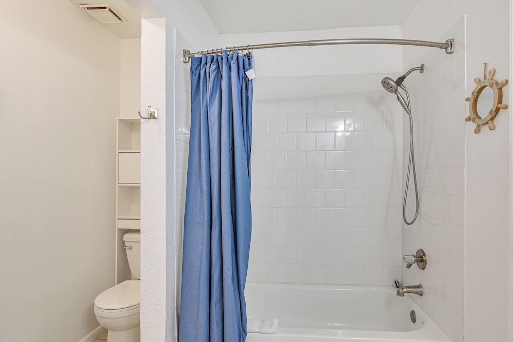 < 1 Mi to Beach: Galveston Condo w/ Fenced Patio