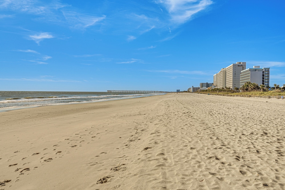 Walk to Shore: Myrtle Beach Home w/ Pool Access!