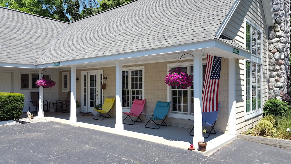 Captain's Quarters Motel - Property Image 20