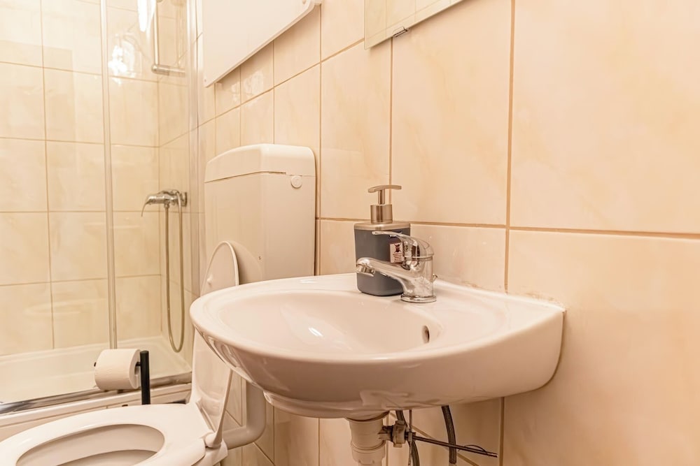 1BR Apt Near Westbahnhof Station