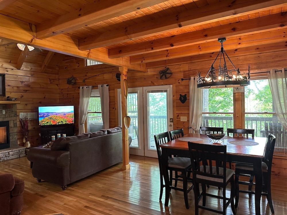 Chillin N Grillin 2 Bedroom Cabin