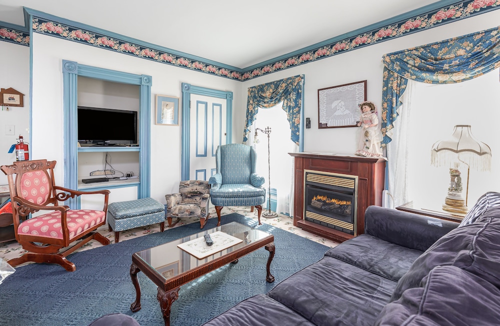 Antoinette's Apartments & Suites