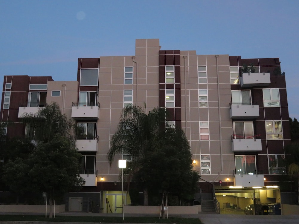 2 Bed 2 Bath in Studio City