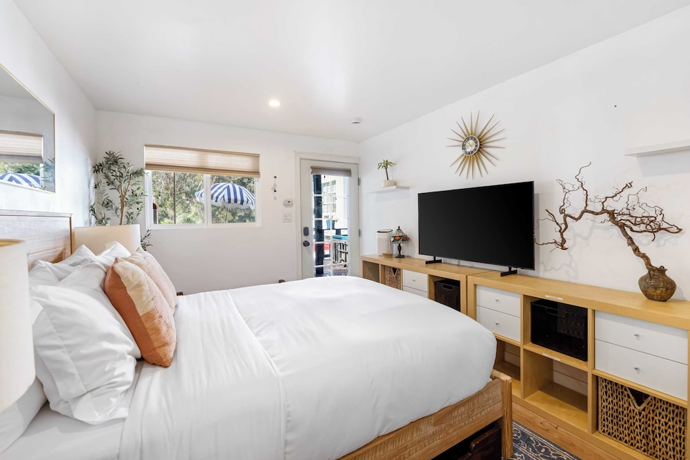 Chic LA Hideaway w/ Soaking Tub, Firepit Lounge & Tranquil Backyard