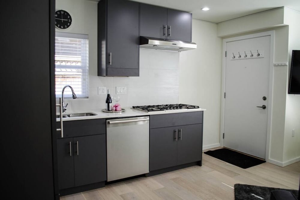 442 Furnished 2 Bdrm Coach House