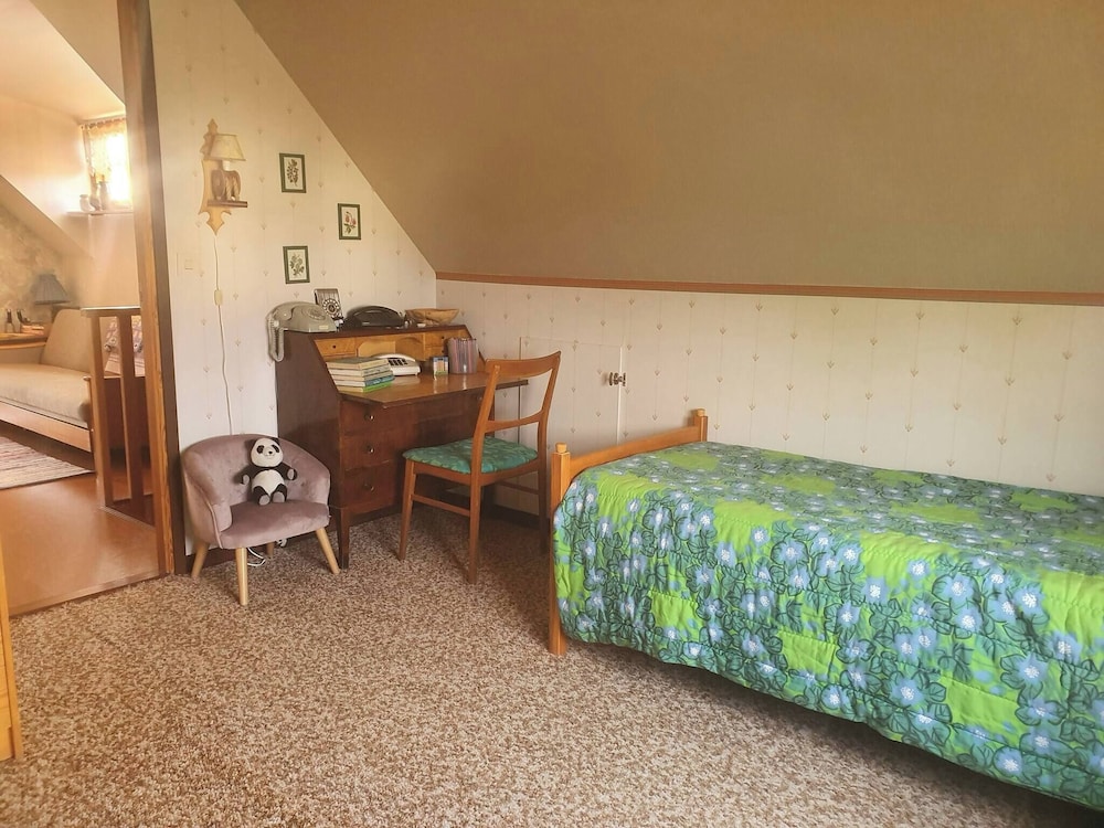Villa w Open Fireplace and big Plot 5 min From the sea
