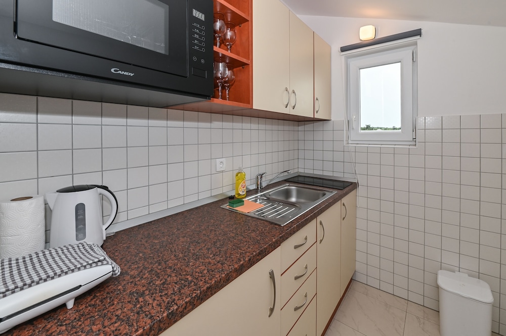 Pool Apartments Galeb en Novalja — kitchen