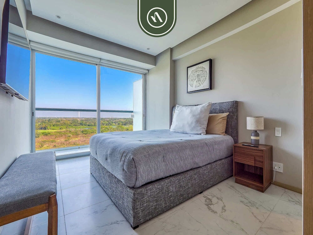 Luxury 3 BR Condo - Beach Access 1 Block Away