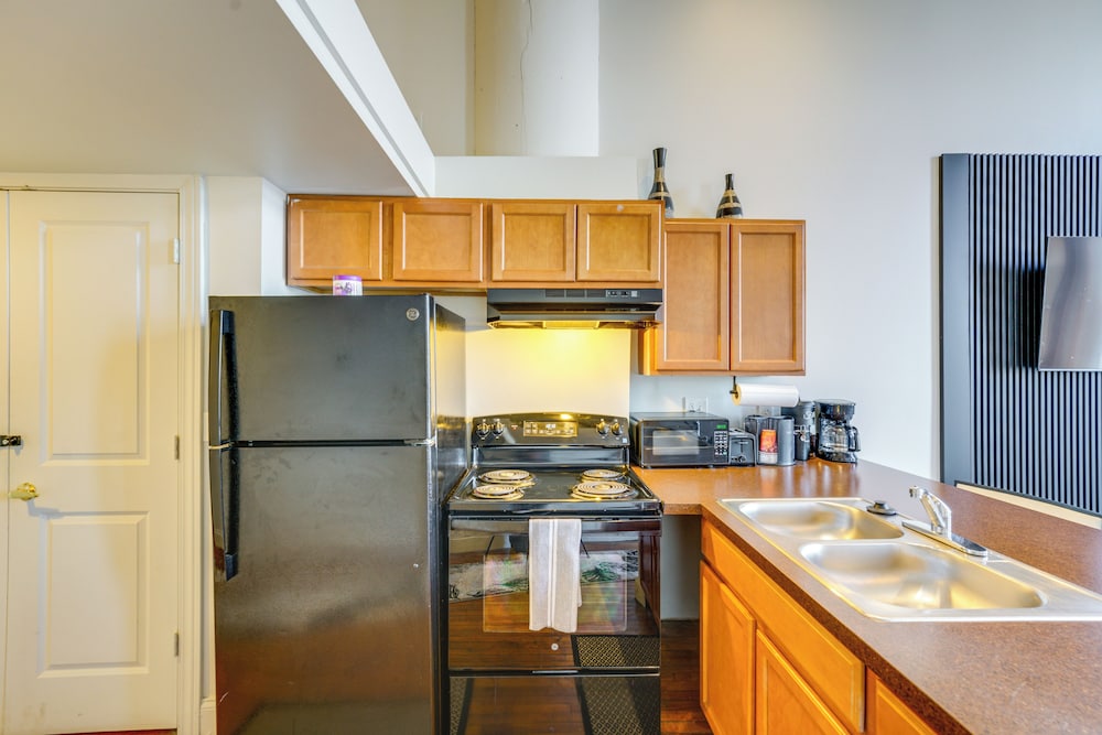 Explore Corktown: Updated Loft Next to Riverwalk!