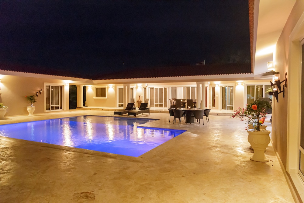 Villa with 4 Master Bedrooms w En-suite Bathrooms