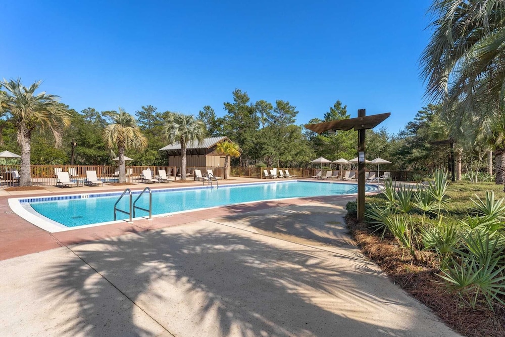 Salty Air & Blue Mountain Flair 3BR Condo w/ Pool, Balcony & Beach Access!