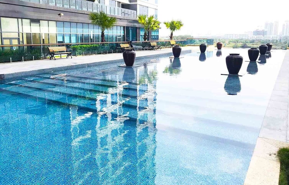 Skyway White & Silver Riverside Resident - Binh Thanh, HCM
