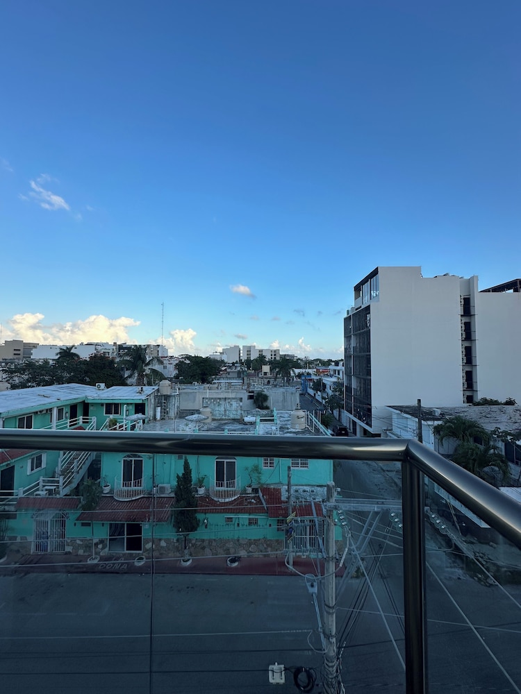 2BR Penthouse with Rooftop Pool