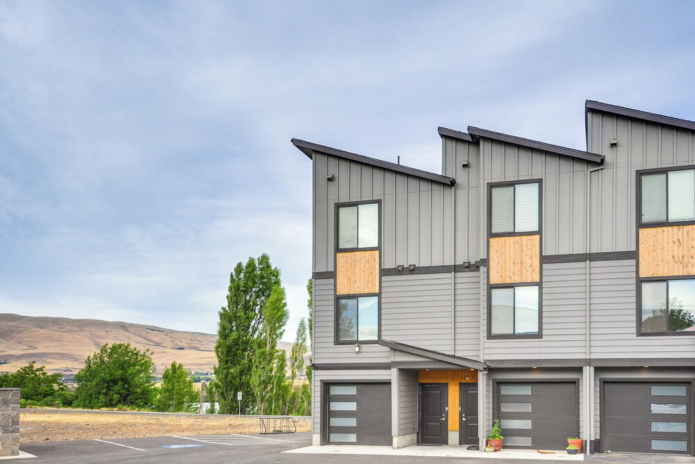 Oregon Retreat w/ Balcony: Steps to Columbia River view 4