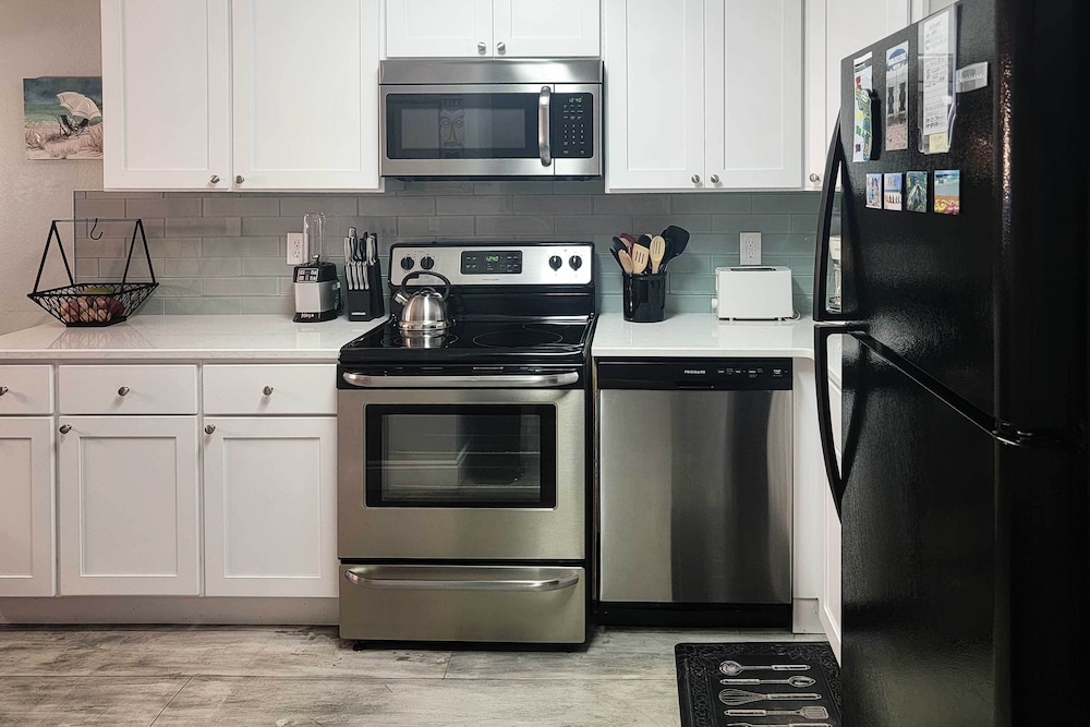 Beautiful PCB Townhome: Balcony & Resort Amenities