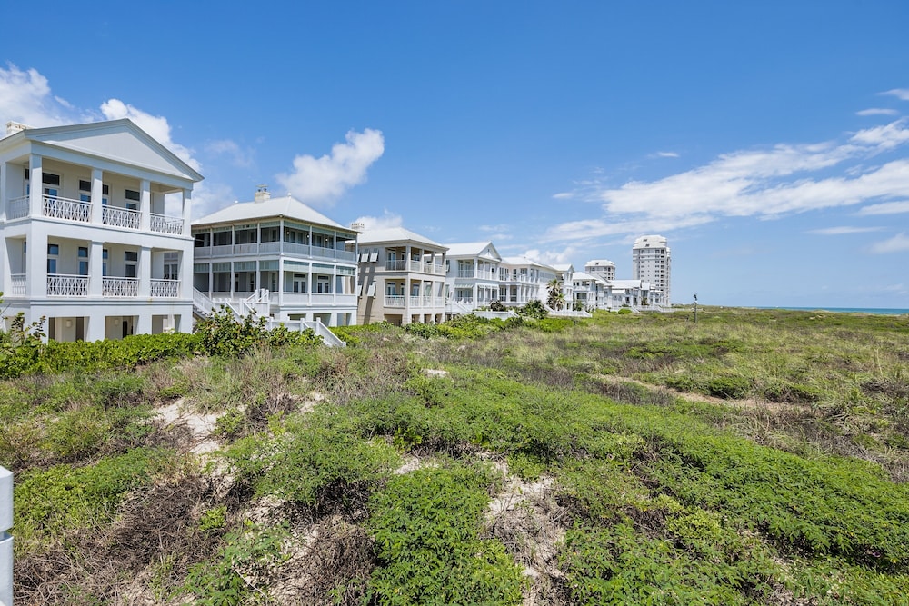 Palm House - Private Beachfront House 3 Bedroom Home by RedAwning