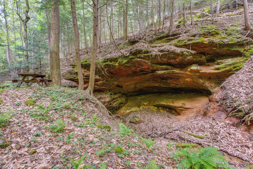 Secluded Cabin w/ Hot Tub in Hocking Hills