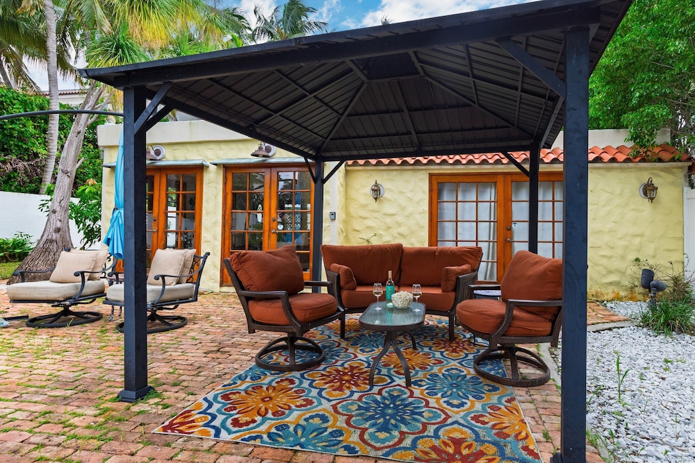 Las Olas Oasis by Avantstay Minutes to the Beach Hot Tub