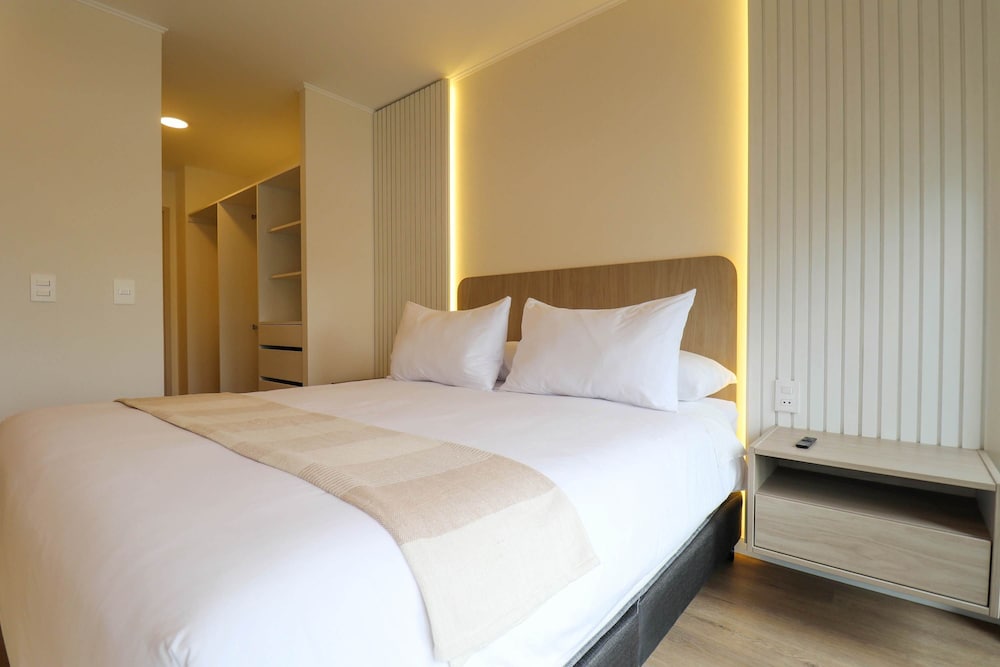 w Elegant 2BR w Balcony Near Larcomar