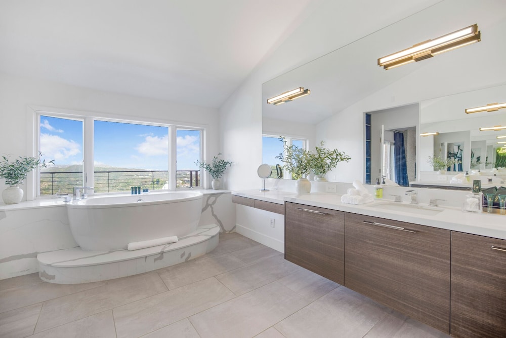 Stradella View - Bel-air Oasis w/ Infinity Pool & Stunning Panoramic Views