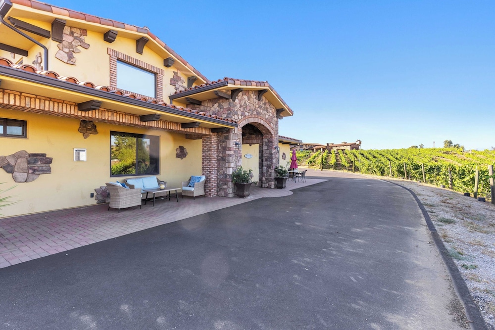 2 Homes in Bella Vista Rd by Avantstay Sleeps 8, Vineyard Views, Patios & Fireplace in Temecula Wine Trail
