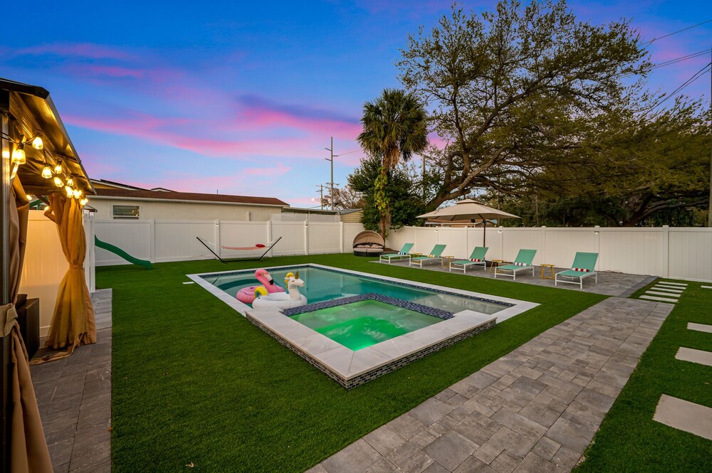 Luxury Modern Villa w/ Pool, Jacuzzi & Amenities! - Image 5