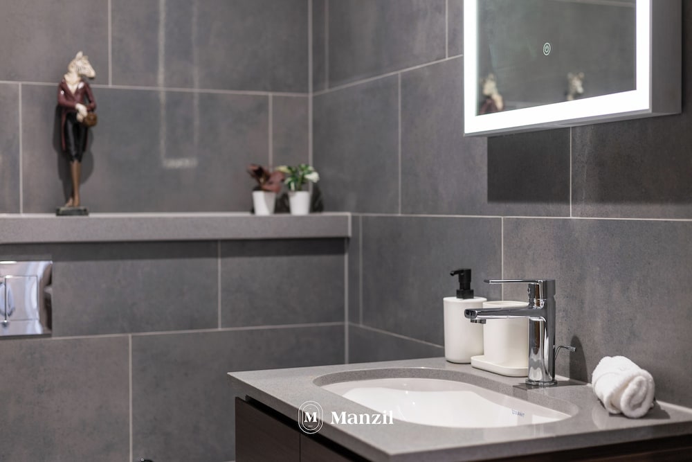 Manzil - Stylish 1BR with Pool and Gym