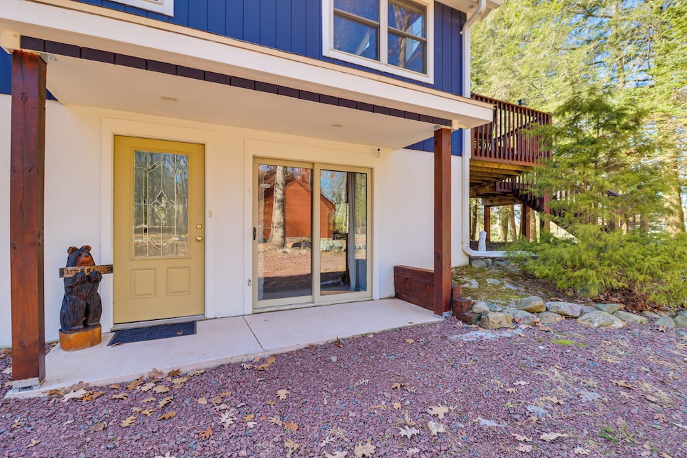 Walk to Lake Harmony: Family Retreat w/ Decks!