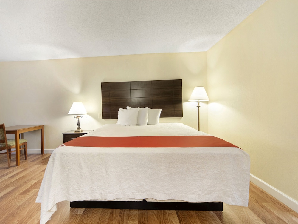 Days Inn & Suites by Wyndham Brewton