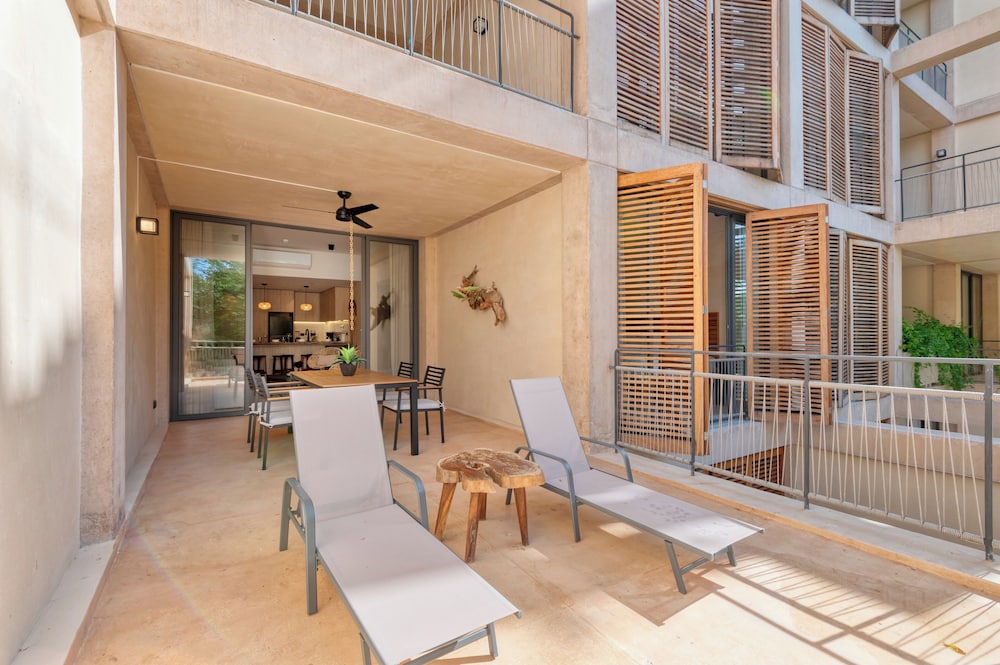 Corasol Modern Apt with Terrace