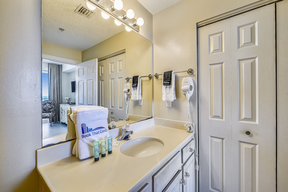 Twin Palms by Book That Condo