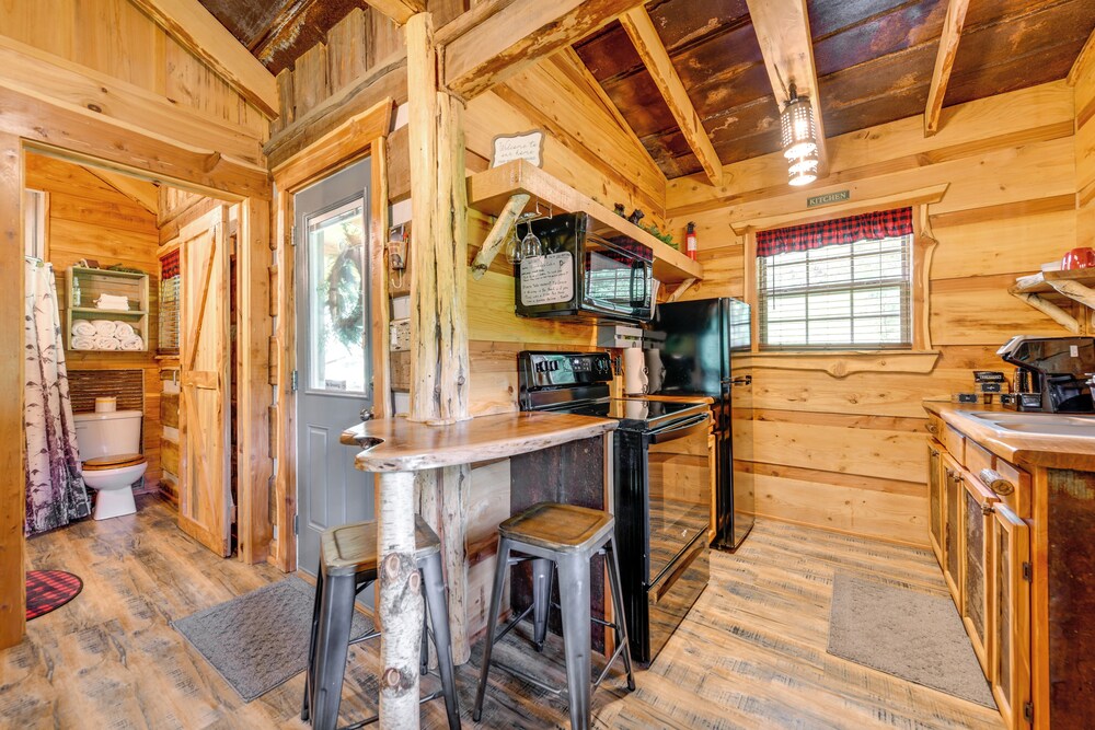 Covered Deck & Fire Pit: Smoky Mountain Cabin view 4