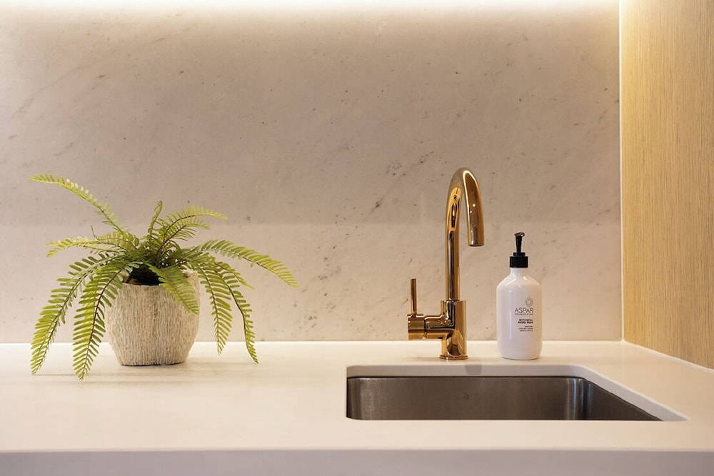 Luxuria Apartments - Collins House