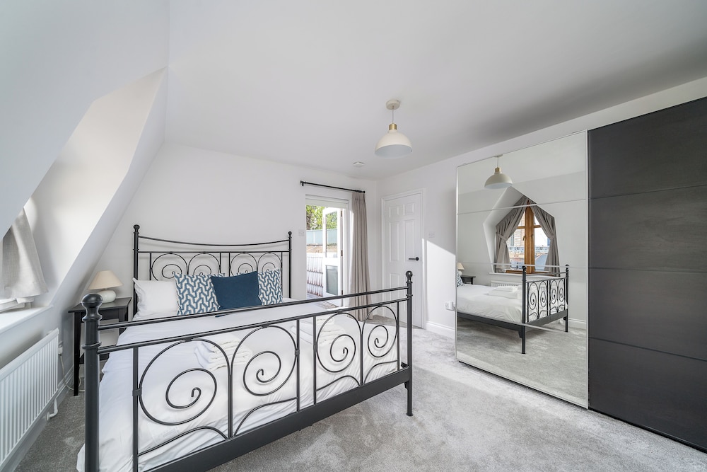 Chic 2BR Battersea Flat - Terrace & Pet-Friendly