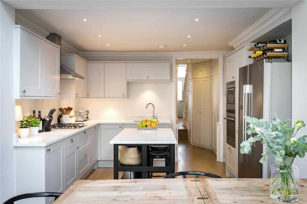 Large and Modern 3 Bedroom Family Home in Earlsfield